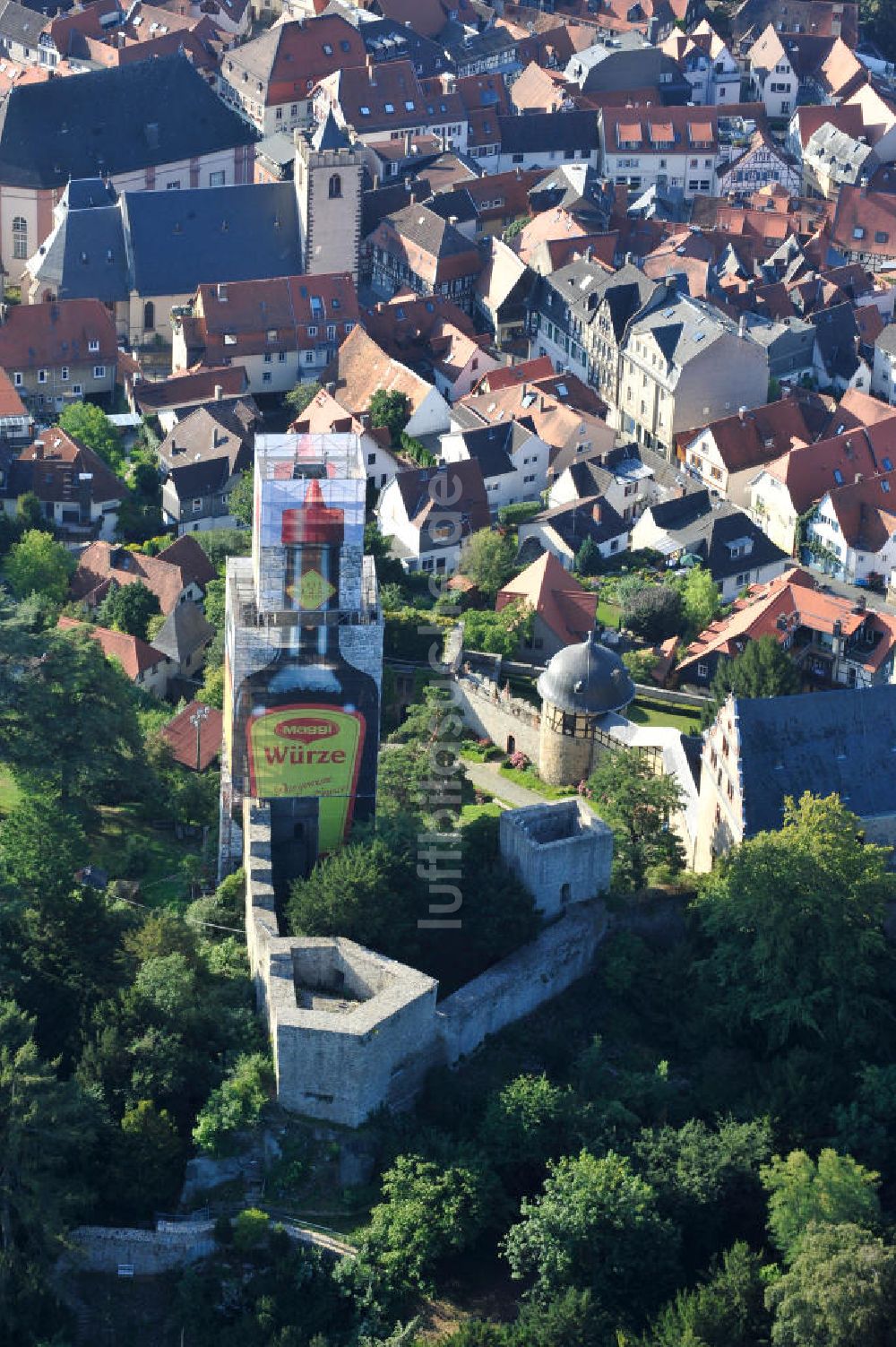 Luftbild Kronberg im Taunus - 3 Monate Maggi Flasche bei Sanierungseinrüstung auf der Kronberger Burg