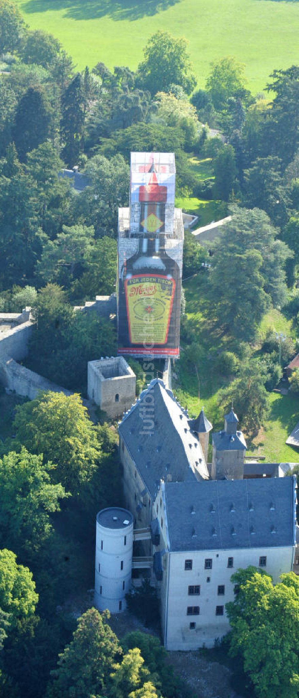 Kronberg im Taunus aus der Vogelperspektive: 3 Monate Maggi Flasche bei Sanierungseinrüstung auf der Kronberger Burg