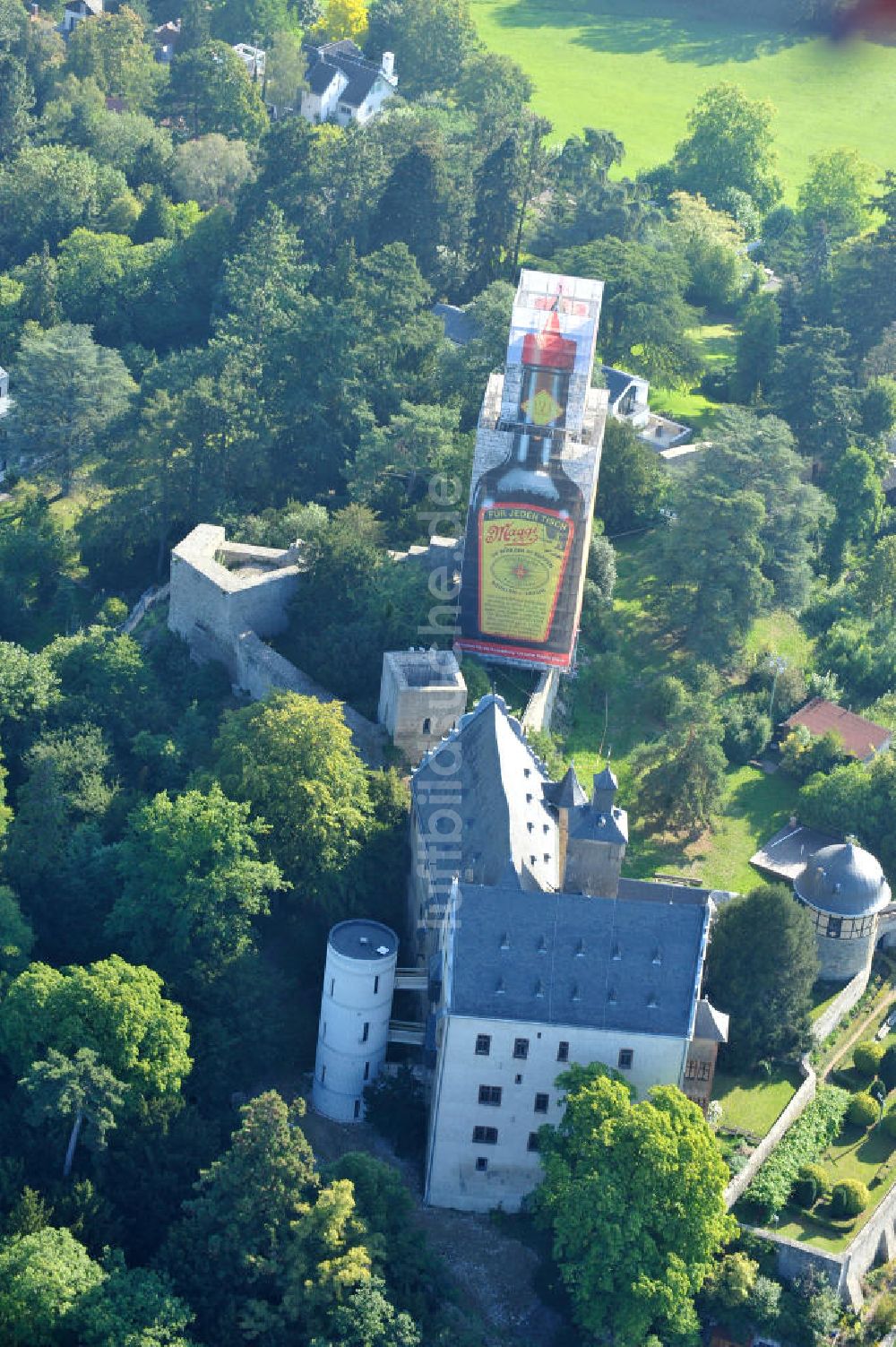 Luftbild Kronberg im Taunus - 3 Monate Maggi Flasche bei Sanierungseinrüstung auf der Kronberger Burg