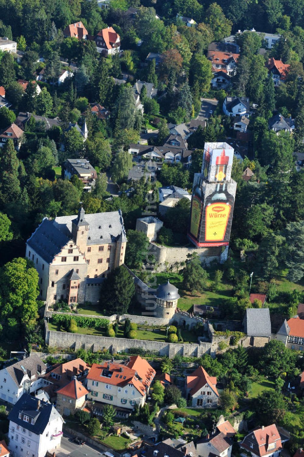 Kronberg im Taunus aus der Vogelperspektive: 3 Monate Maggi Flasche bei Sanierungseinrüstung auf der Kronberger Burg