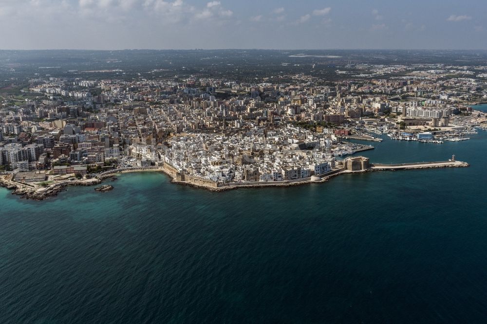 Monopoli aus der Vogelperspektive: Monopoli an der Mittelmeerküste in der Provinz Puglia in Italien