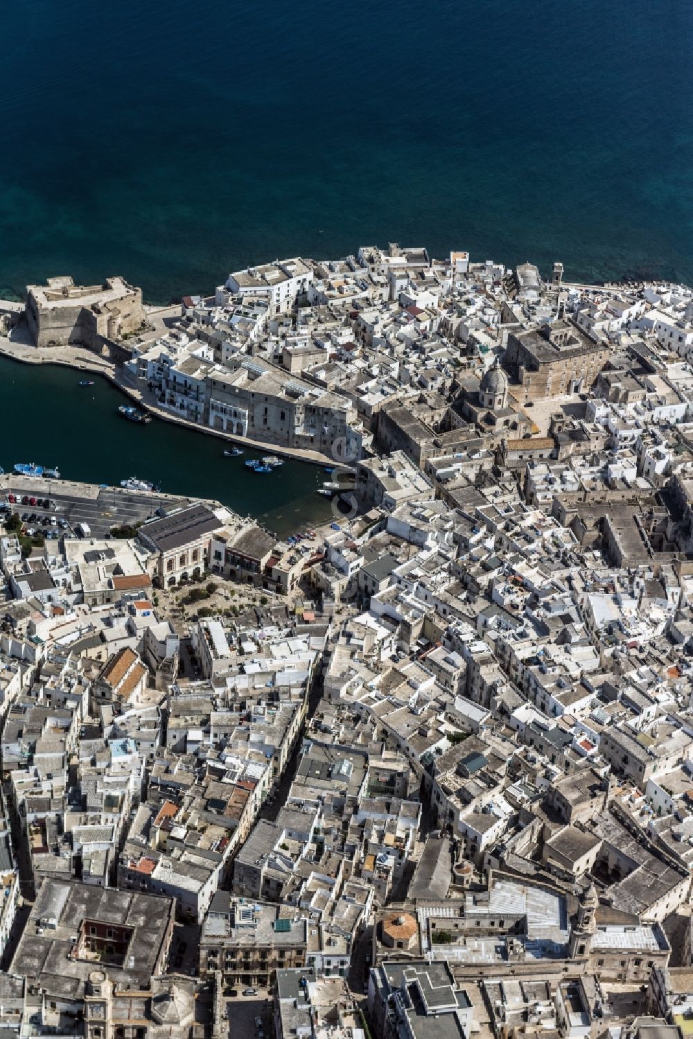 Luftbild Monopoli - Monopoli an der Mittelmeerküste in der Provinz Puglia in Italien