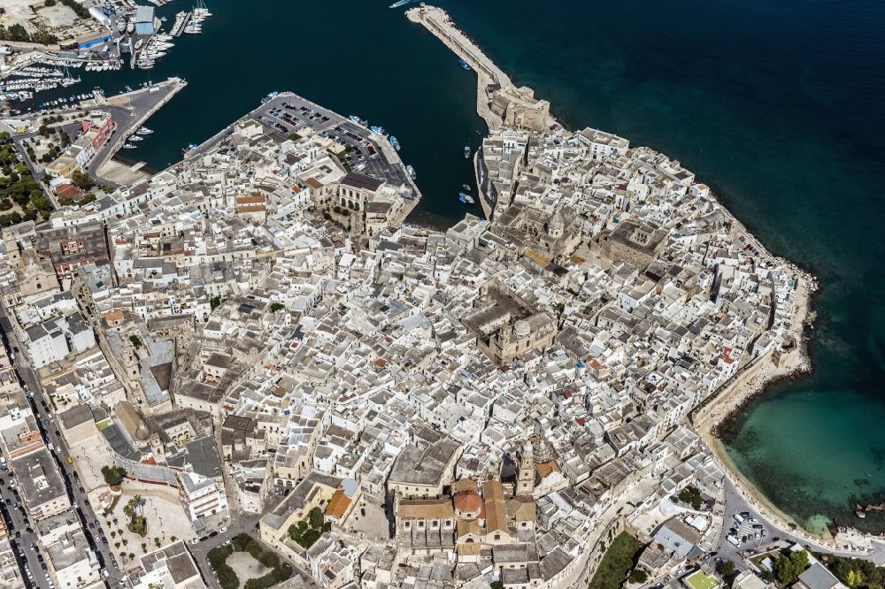 Monopoli von oben - Monopoli an der Mittelmeerküste in der Provinz Puglia in Italien