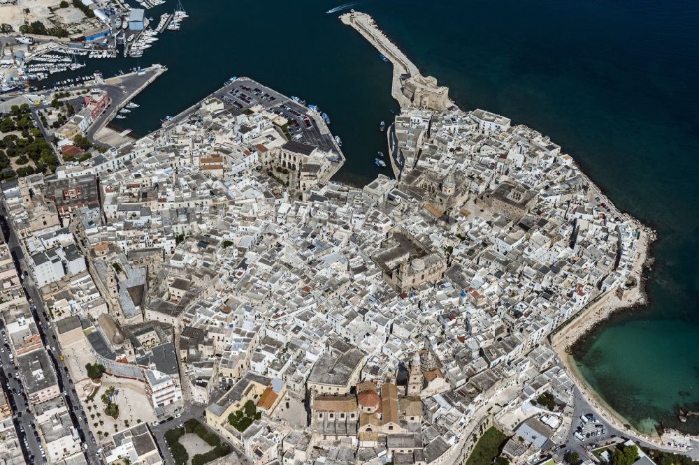 Monopoli aus der Vogelperspektive: Monopoli an der Mittelmeerküste in der Provinz Puglia in Italien