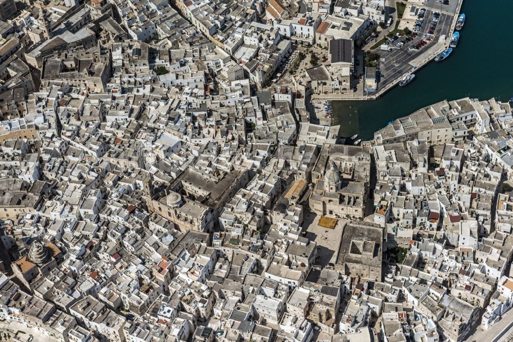 Luftbild Monopoli - Monopoli an der Mittelmeerküste in der Provinz Puglia in Italien