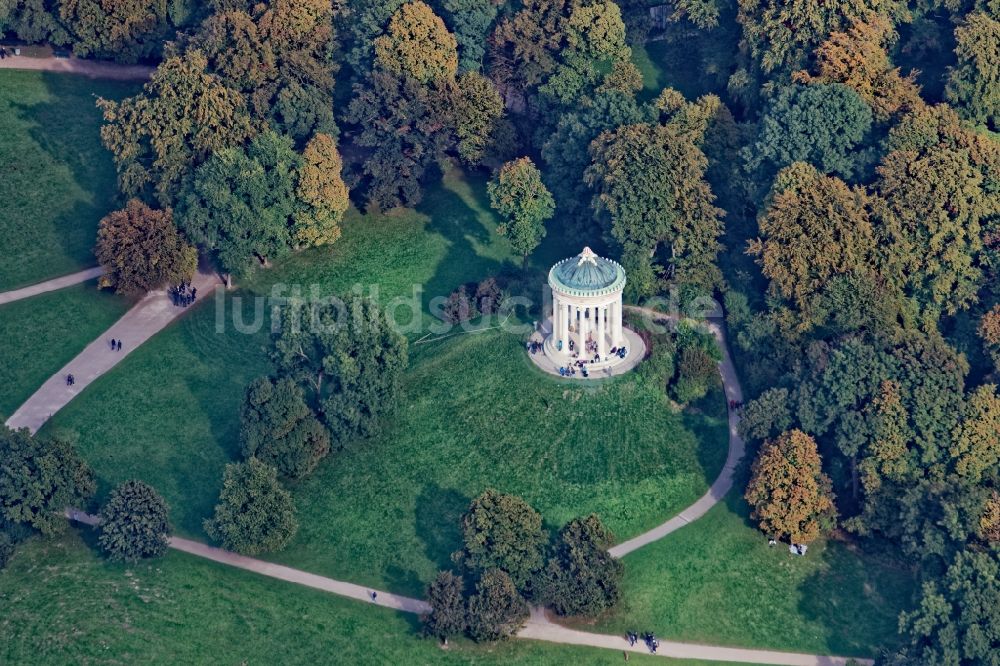 Luftaufnahme München - Monopteros nach der Renovierung 2016 im Englischen Garten in München im Bundesland Bayern