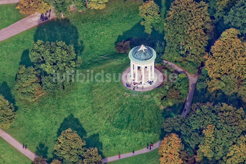 Luftaufnahme München - Monopteros nach der Renovierung 2016 im Englischen Garten in München im Bundesland Bayern