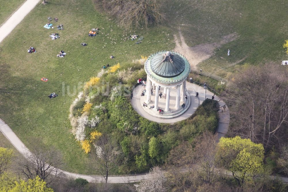 Luftbild München - Monopteros im Parkgelände des Englischen Garten in München im Bundesland Bayern