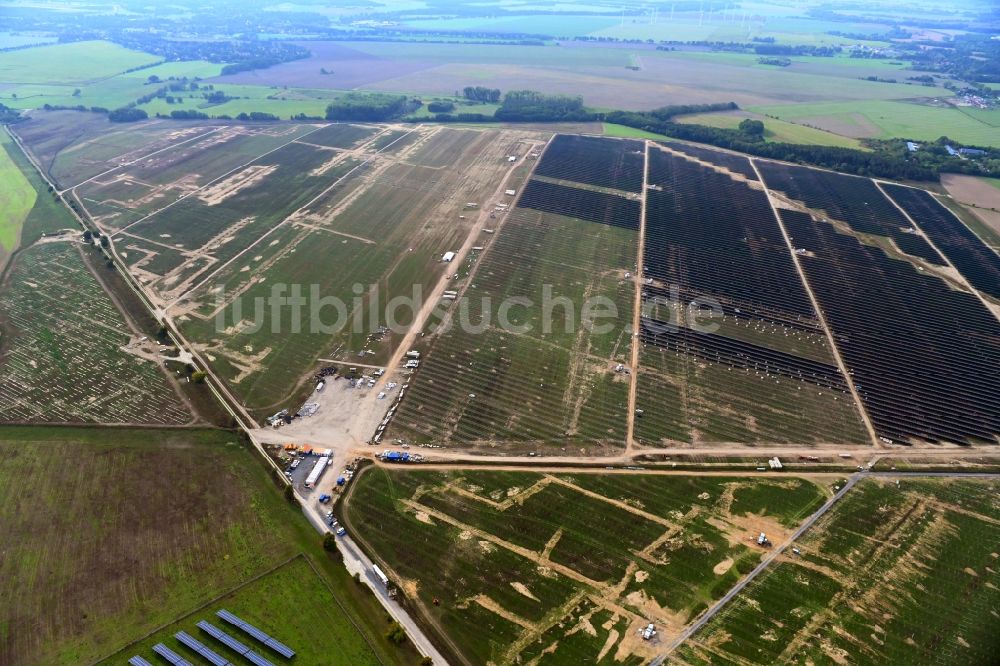 Willmersdorf von oben - Montage- Arbeiten für Solarpark bzw. Solarkraftwerk in Willmersdorf im Bundesland Brandenburg, Deutschland