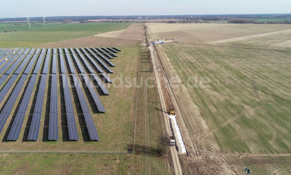 Willmersdorf aus der Vogelperspektive: Montage- Arbeiten für Solarpark bzw. Solarkraftwerk in Willmersdorf im Bundesland Brandenburg, Deutschland