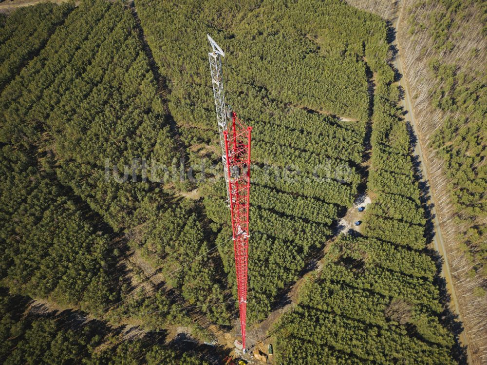 Luftbild Schipkau - Montage eines Windmessturm im Energiepark in Schipkau im Bundesland Brandenburg, Deutschland