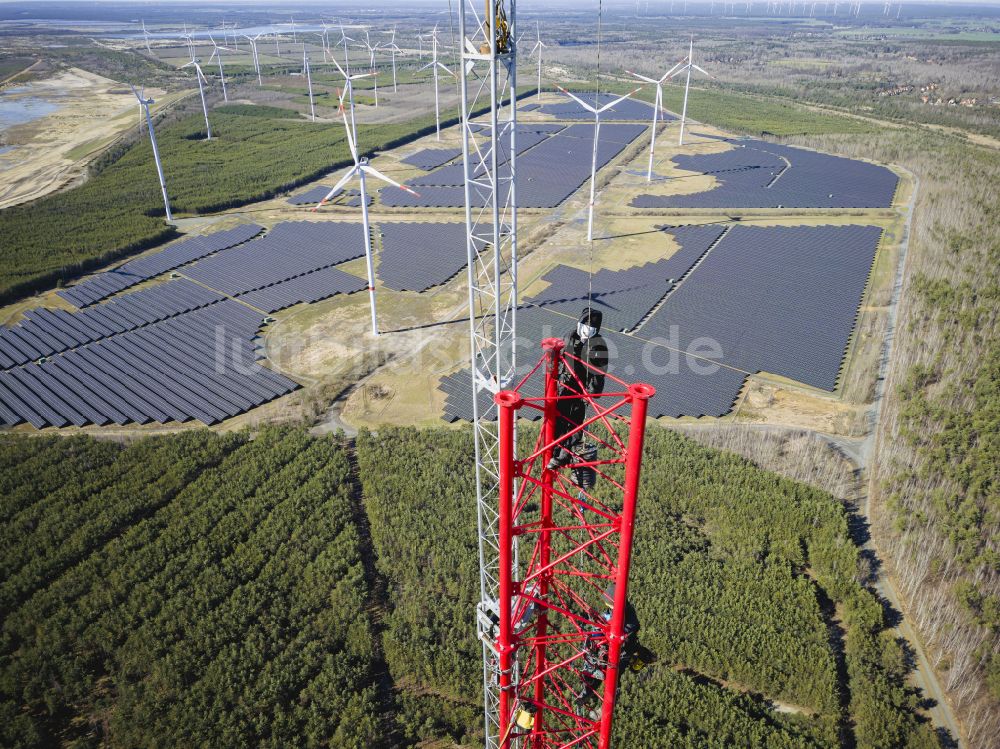 Luftaufnahme Schipkau - Montage eines Windmessturm im Energiepark in Schipkau im Bundesland Brandenburg, Deutschland