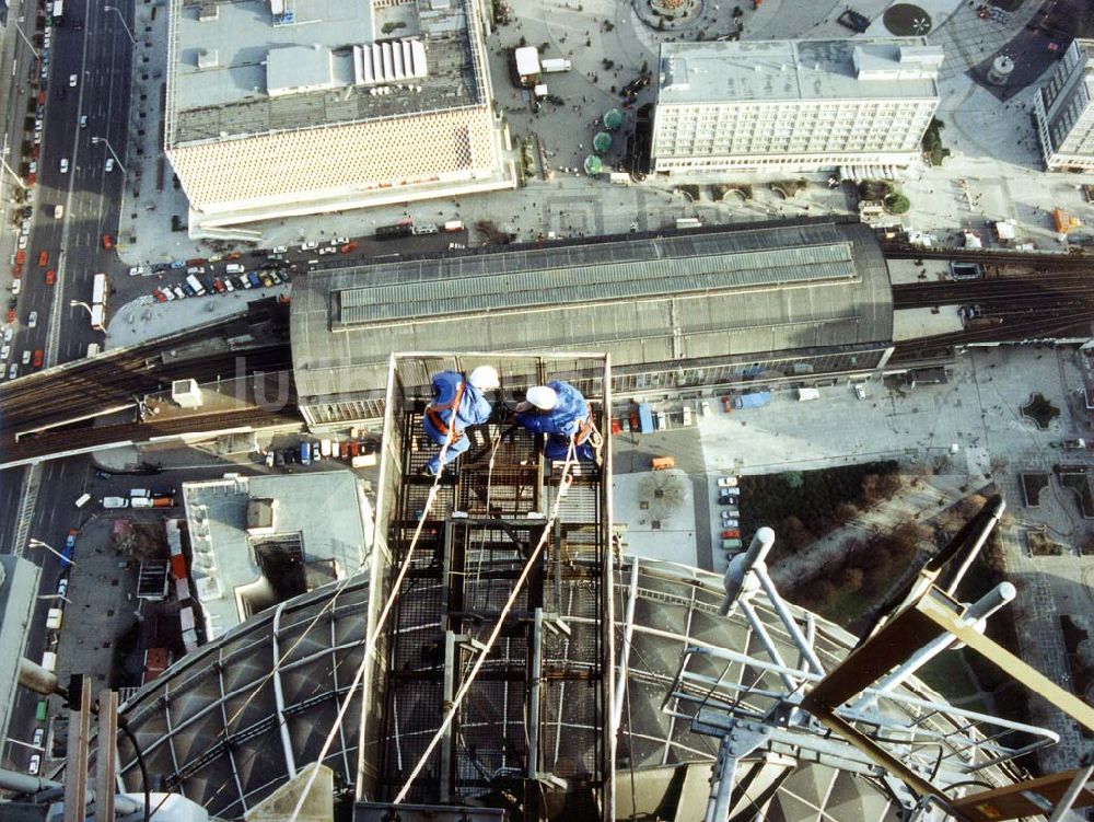 Berlin aus der Vogelperspektive: Montagearbeiten auf Berliner TV-Turm 14.12.1992