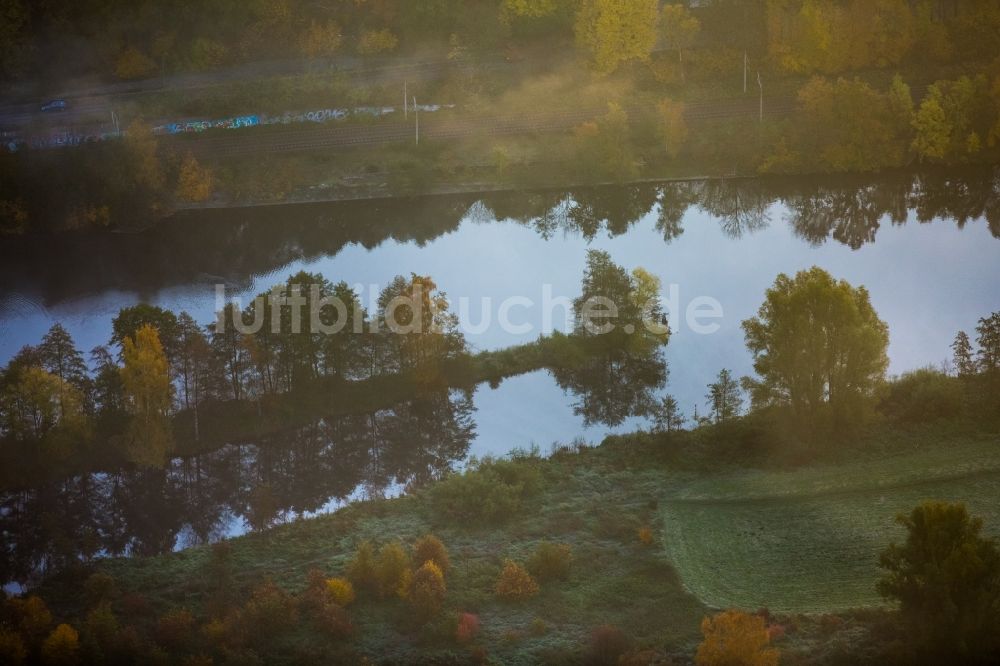 Essen von oben - Morgendliche Herbst- Stimmung über dem Naturschutzgebiet Ruhrauen am Ufer des Flusses in Heisingen im Bundesland Nordrhein-Westfalen