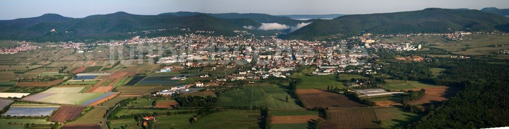 Neustadt an der Weinstraße von oben - Morgendliches Panorama vom Ortsbereich und Umgebung in Neustadt an der Weinstraße im Bundesland Rheinland-Pfalz