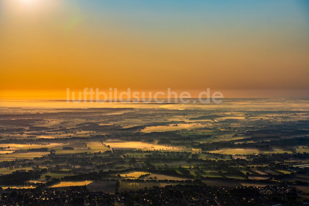 Lauenburg/Elbe von oben - Morgendunst in den Wiesen und Felden bei Lauenburg/Elbe im Bundesland Schleswig-Holstein, Deutschland