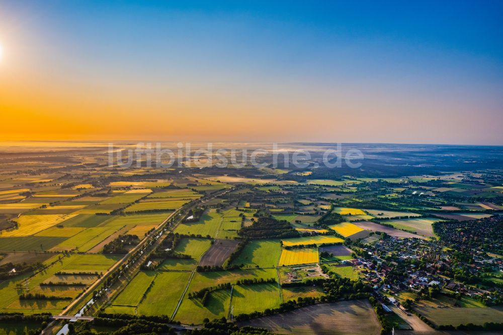 Lanze aus der Vogelperspektive: Morgendunst in den Wiesen und Felden bei Lauenburg/Elbe im Bundesland Schleswig-Holstein, Deutschland