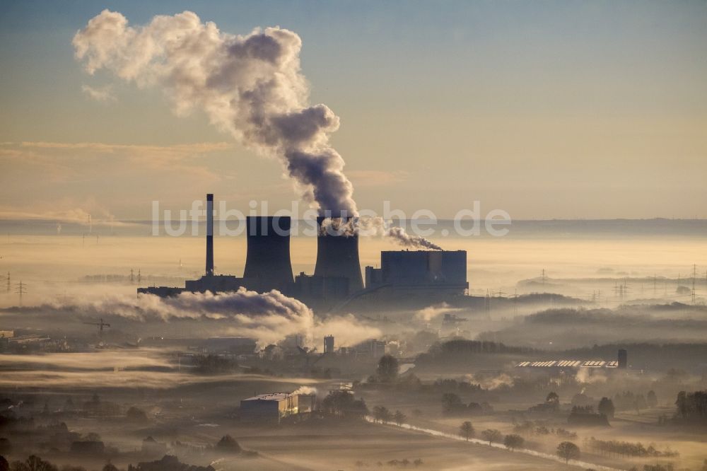 Hamm aus der Vogelperspektive: Morgennebel über der Lippe und den Wiesen der Lippeauen beim Sonnenaufgang am ehemaliges Atomkraftwerk, heutigen THTR - RWE Kohlekraftwerk der RWE in Hamm im Bundesland Nordrhein-Westfalen