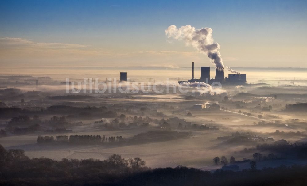 Luftbild Hamm - Morgennebel über der Lippe und den Wiesen der Lippeauen beim Sonnenaufgang am ehemaliges Atomkraftwerk, heutigen THTR - RWE Kohlekraftwerk der RWE in Hamm im Bundesland Nordrhein-Westfalen