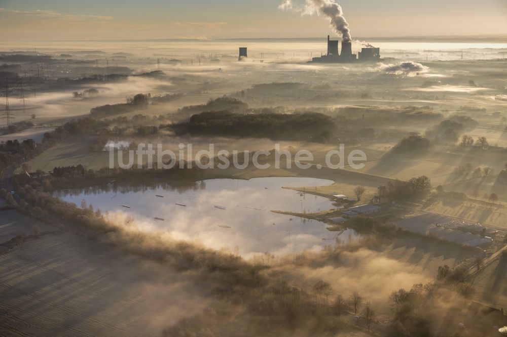 Luftaufnahme Hamm - Morgennebel über der Lippe und den Wiesen der Lippeauen beim Sonnenaufgang am ehemaliges Atomkraftwerk, heutigen THTR - RWE Kohlekraftwerk der RWE in Hamm im Bundesland Nordrhein-Westfalen