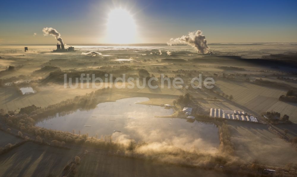 Hamm von oben - Morgennebel über der Lippe und den Wiesen der Lippeauen beim Sonnenaufgang am ehemaliges Atomkraftwerk, heutigen THTR - RWE Kohlekraftwerk der RWE in Hamm im Bundesland Nordrhein-Westfalen