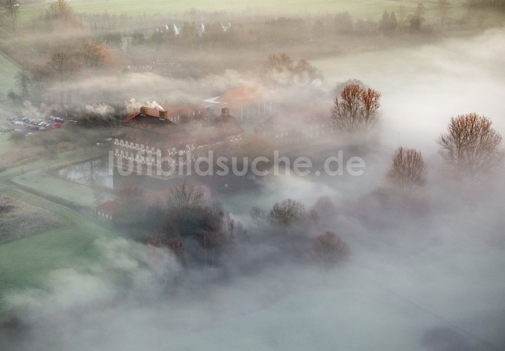 Luftaufnahme Hamm - Morgennebel über der Lippe und den Wiesen der Lippeauen beim Sonnenaufgang am Schloss Oberwerries in Hamm im Bundesland Nordrhein-Westfalen