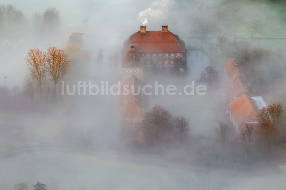 Luftbild Hamm - Morgennebel über der Lippe und den Wiesen der Lippeauen beim Sonnenaufgang am Schloss Oberwerries in Hamm im Bundesland Nordrhein-Westfalen