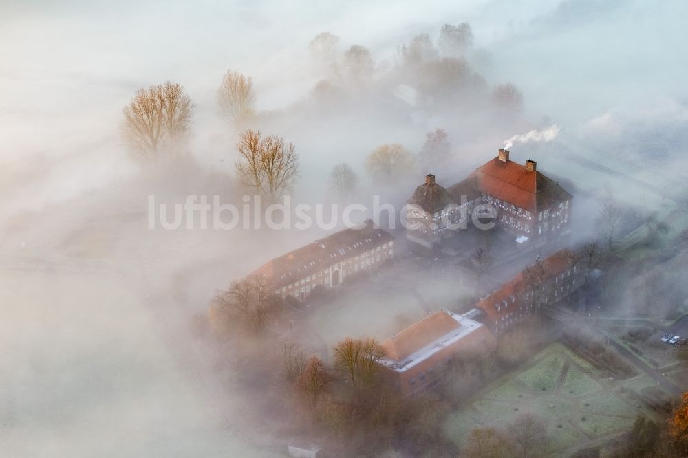 Luftaufnahme Hamm - Morgennebel über der Lippe und den Wiesen der Lippeauen beim Sonnenaufgang am Schloss Oberwerries in Hamm im Bundesland Nordrhein-Westfalen