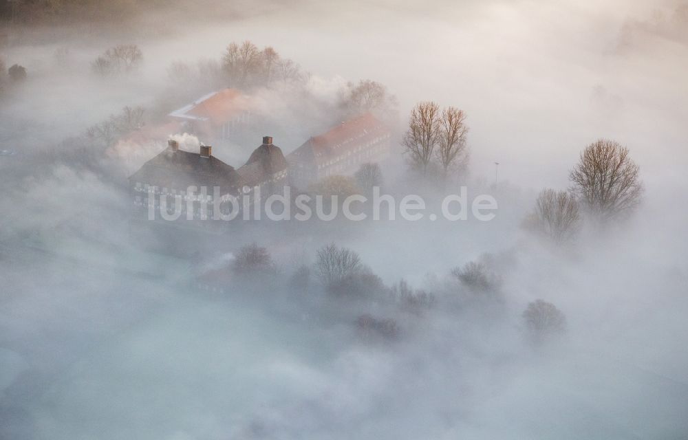 Hamm von oben - Morgennebel über der Lippe und den Wiesen der Lippeauen beim Sonnenaufgang am Schloss Oberwerries in Hamm im Bundesland Nordrhein-Westfalen