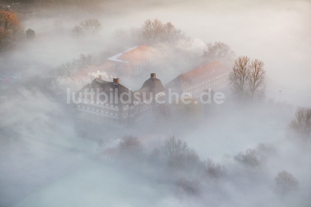 Hamm aus der Vogelperspektive: Morgennebel über der Lippe und den Wiesen der Lippeauen beim Sonnenaufgang am Schloss Oberwerries in Hamm im Bundesland Nordrhein-Westfalen