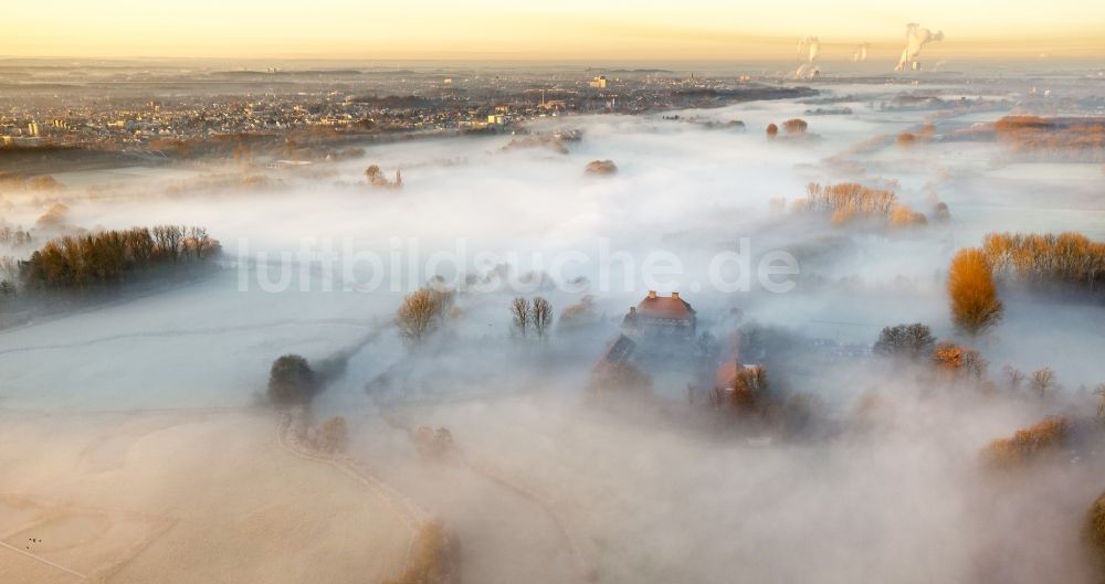 Luftbild Hamm - Morgennebel über der Lippe und den Wiesen der Lippeauen beim Sonnenaufgang am Schloss Oberwerries in Hamm im Bundesland Nordrhein-Westfalen