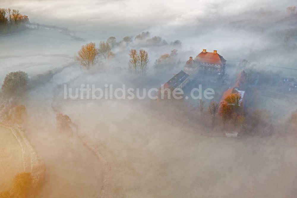 Luftaufnahme Hamm - Morgennebel über der Lippe und den Wiesen der Lippeauen beim Sonnenaufgang am Schloss Oberwerries in Hamm im Bundesland Nordrhein-Westfalen