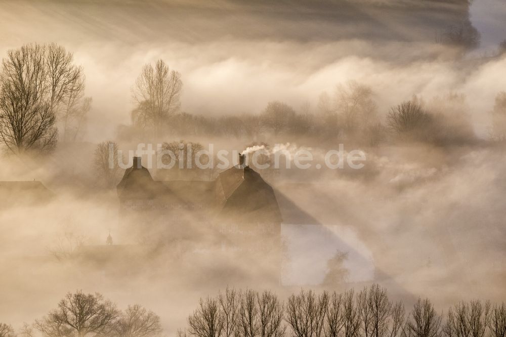 Luftaufnahme Hamm - Morgennebel über der Lippe und den Wiesen der Lippeauen beim Sonnenaufgang am Schloss Oberwerries in Hamm im Bundesland Nordrhein-Westfalen