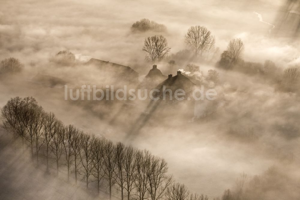 Hamm von oben - Morgennebel über der Lippe und den Wiesen der Lippeauen beim Sonnenaufgang am Schloss Oberwerries in Hamm im Bundesland Nordrhein-Westfalen