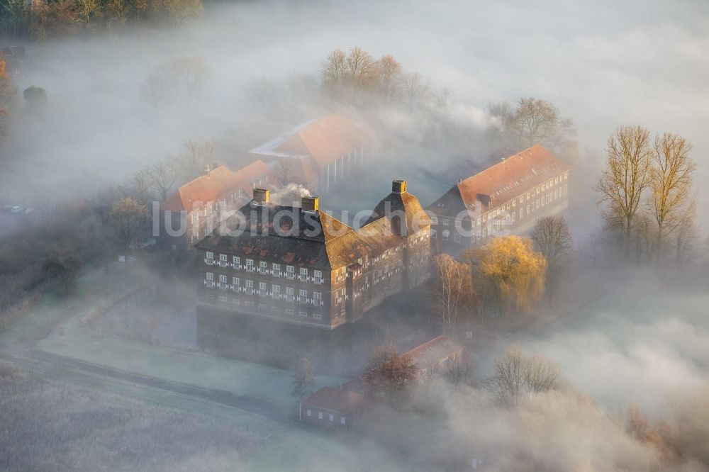 Hamm aus der Vogelperspektive: Morgennebel über der Lippe und den Wiesen der Lippeauen beim Sonnenaufgang am Schloss Oberwerries in Hamm im Bundesland Nordrhein-Westfalen