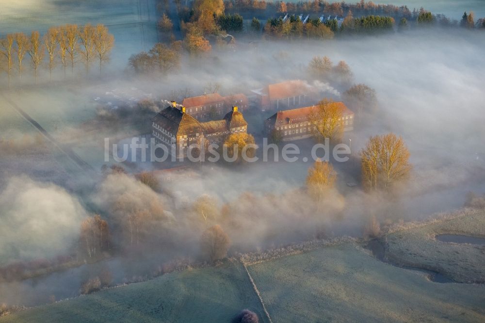 Luftbild Hamm - Morgennebel über der Lippe und den Wiesen der Lippeauen beim Sonnenaufgang am Schloss Oberwerries in Hamm im Bundesland Nordrhein-Westfalen