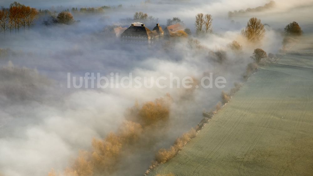 Hamm von oben - Morgennebel über der Lippe und den Wiesen der Lippeauen beim Sonnenaufgang am Schloss Oberwerries in Hamm im Bundesland Nordrhein-Westfalen