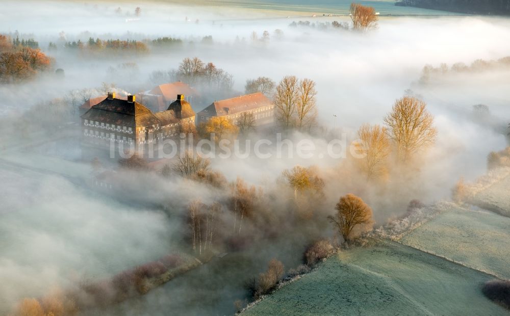 Hamm aus der Vogelperspektive: Morgennebel über der Lippe und den Wiesen der Lippeauen beim Sonnenaufgang am Schloss Oberwerries in Hamm im Bundesland Nordrhein-Westfalen