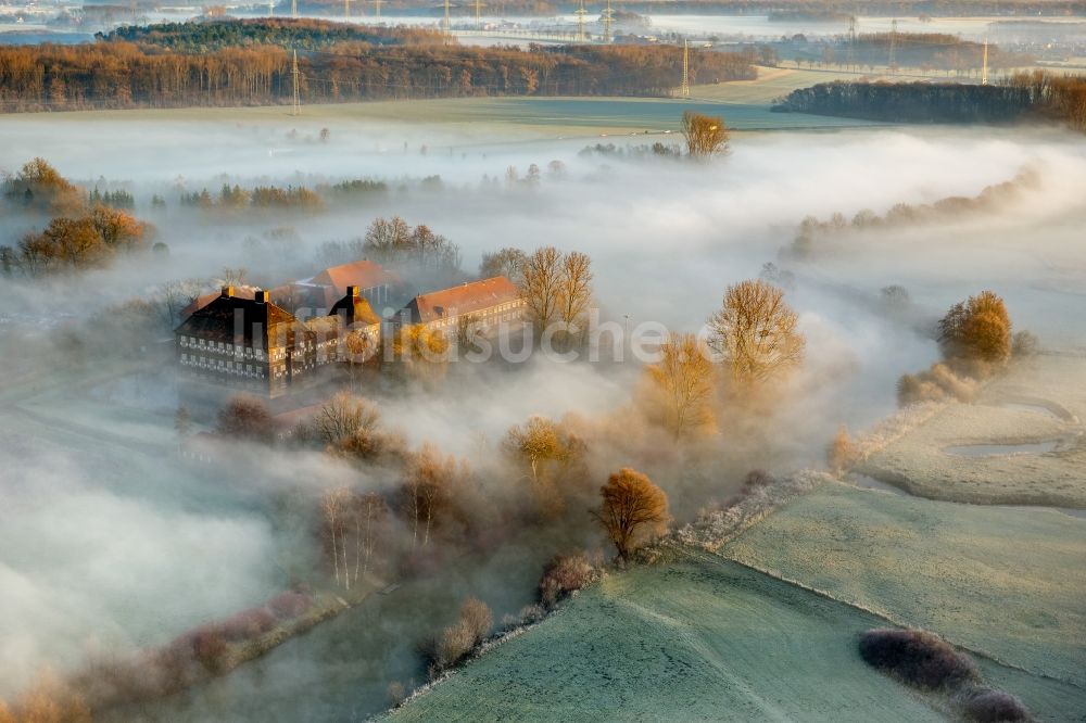 Luftbild Hamm - Morgennebel über der Lippe und den Wiesen der Lippeauen beim Sonnenaufgang am Schloss Oberwerries in Hamm im Bundesland Nordrhein-Westfalen