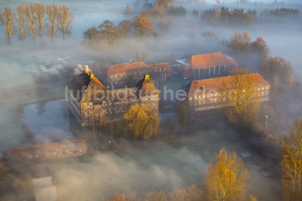 Luftaufnahme Hamm - Morgennebel über der Lippe und den Wiesen der Lippeauen beim Sonnenaufgang am Schloss Oberwerries in Hamm im Bundesland Nordrhein-Westfalen