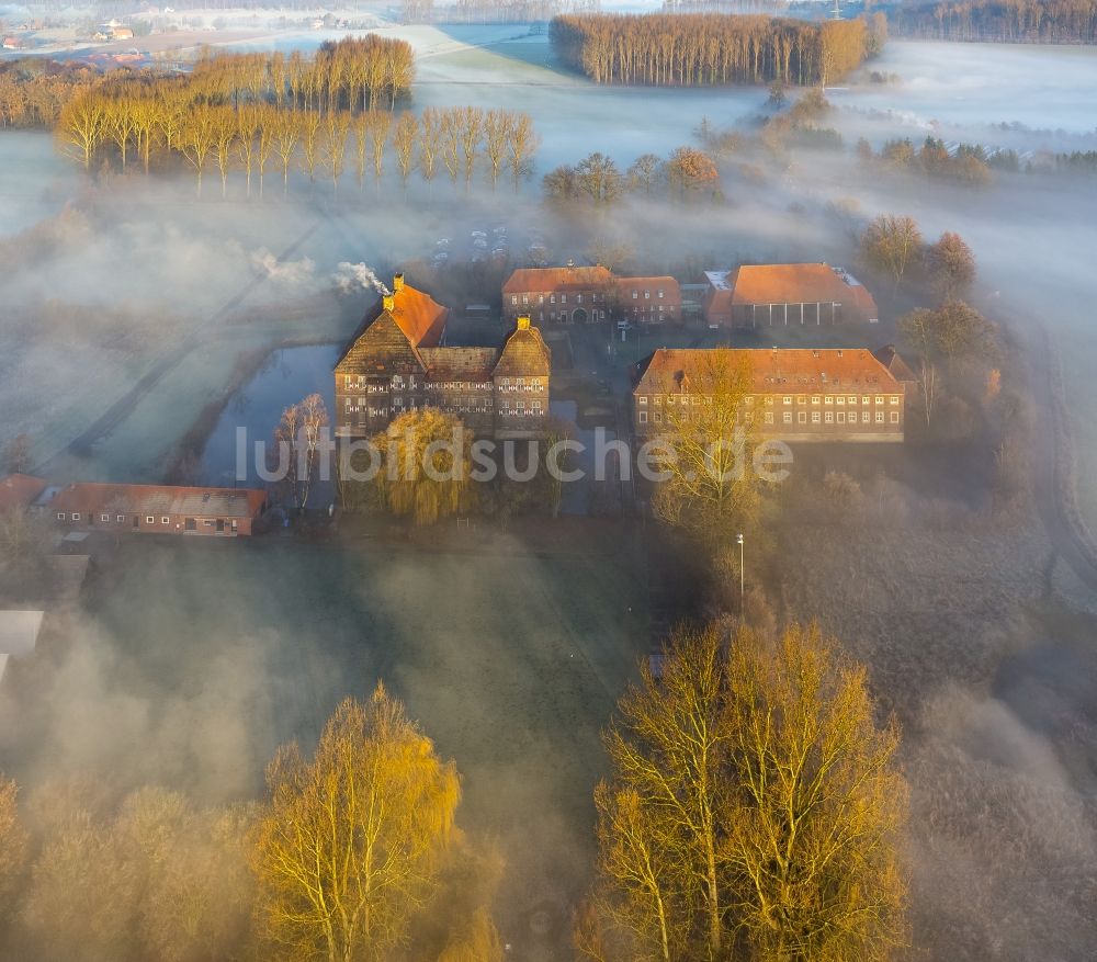 Hamm von oben - Morgennebel über der Lippe und den Wiesen der Lippeauen beim Sonnenaufgang am Schloss Oberwerries in Hamm im Bundesland Nordrhein-Westfalen