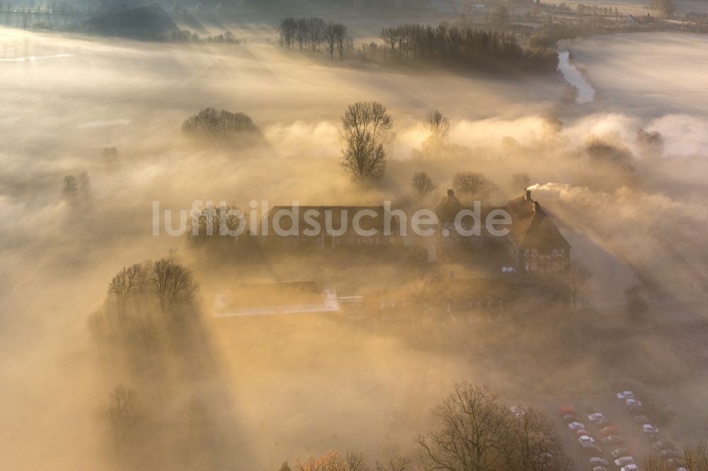 Hamm aus der Vogelperspektive: Morgennebel über der Lippe und den Wiesen der Lippeauen beim Sonnenaufgang am Schloss Oberwerries in Hamm im Bundesland Nordrhein-Westfalen