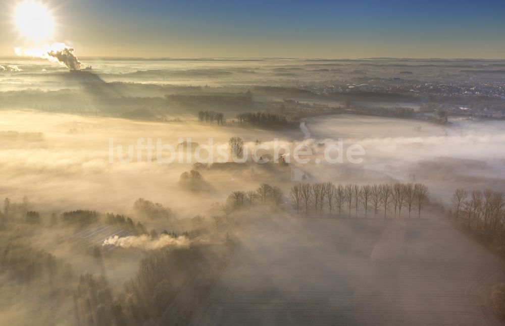 Luftbild Hamm - Morgennebel über der Lippe und den Wiesen der Lippeauen beim Sonnenaufgang am Schloss Oberwerries in Hamm im Bundesland Nordrhein-Westfalen