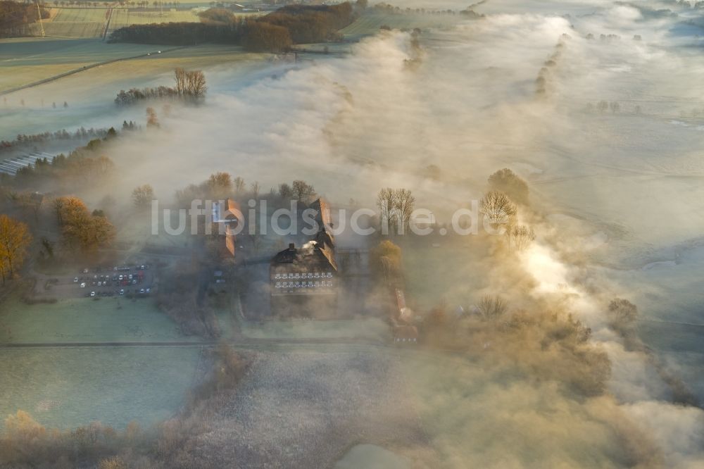 Luftaufnahme Hamm - Morgennebel über der Lippe und den Wiesen der Lippeauen beim Sonnenaufgang am Schloss Oberwerries in Hamm im Bundesland Nordrhein-Westfalen