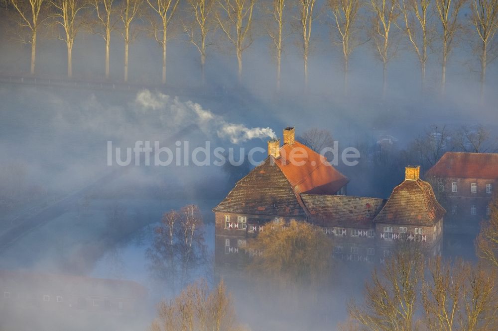 Hamm von oben - Morgennebel über der Lippe und den Wiesen der Lippeauen beim Sonnenaufgang am Schloss Oberwerries in Hamm im Bundesland Nordrhein-Westfalen