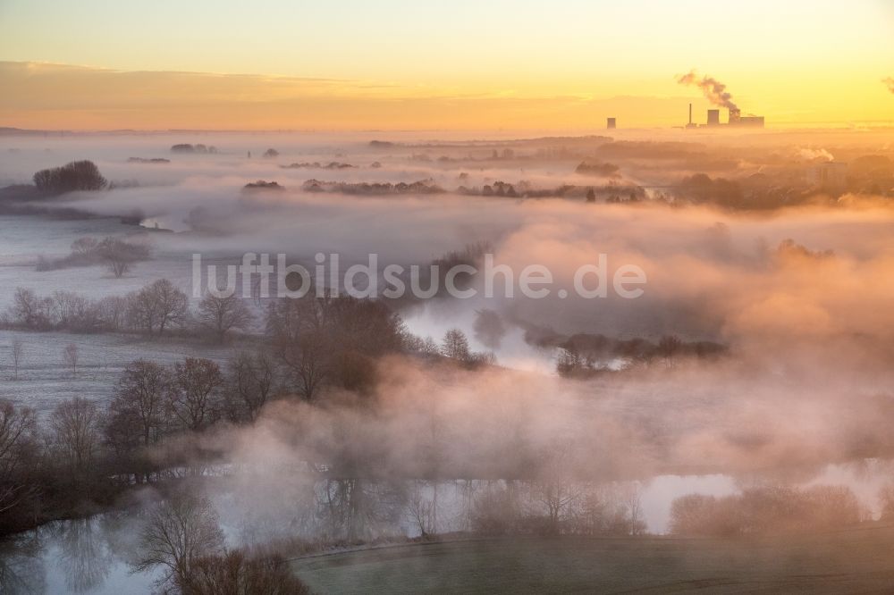 Hamm aus der Vogelperspektive: Morgennebel über der Lippe und den Wiesen der Lippeauen beim Sonnenaufgang am Stadtrand von Hamm Nordrhein-Westfalen