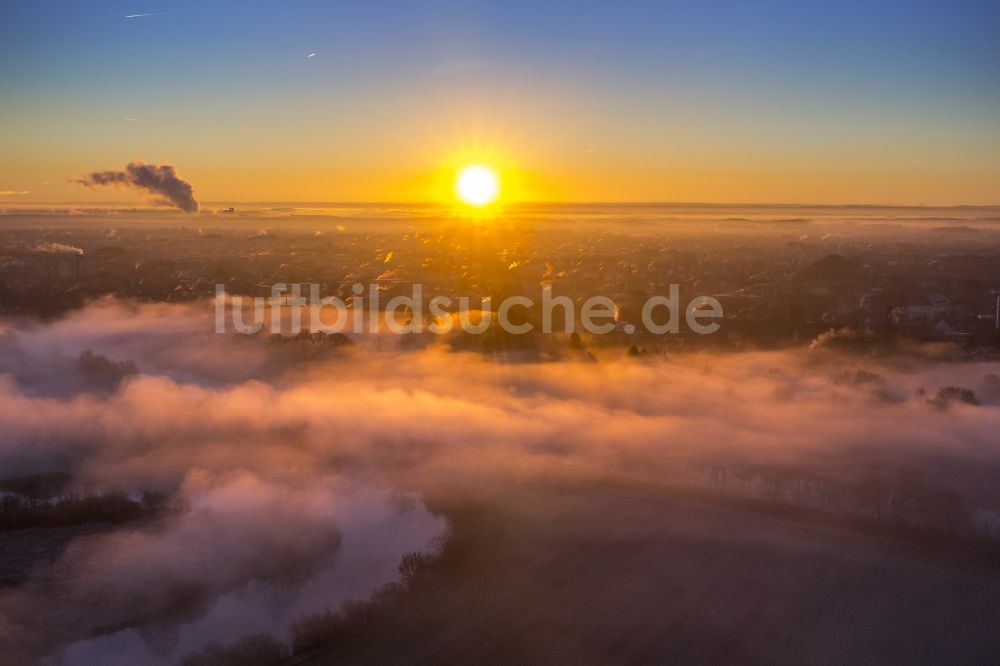 Luftbild Hamm - Morgennebel über der Lippe und den Wiesen der Lippeauen beim Sonnenaufgang am Stadtrand von Hamm Nordrhein-Westfalen