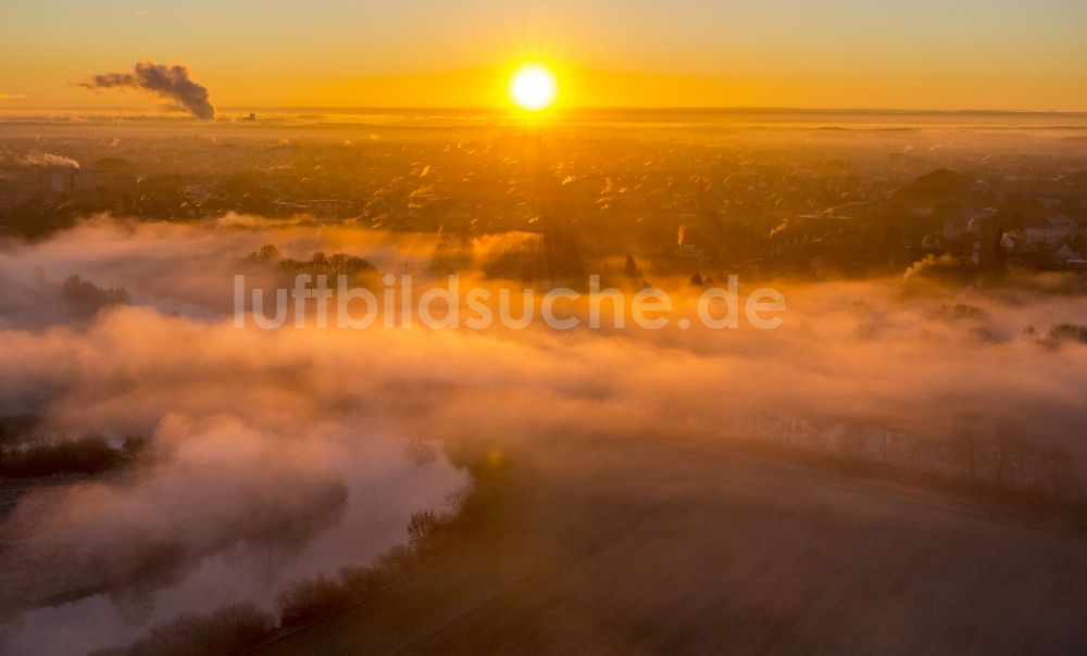 Luftaufnahme Hamm - Morgennebel über der Lippe und den Wiesen der Lippeauen beim Sonnenaufgang am Stadtrand von Hamm Nordrhein-Westfalen