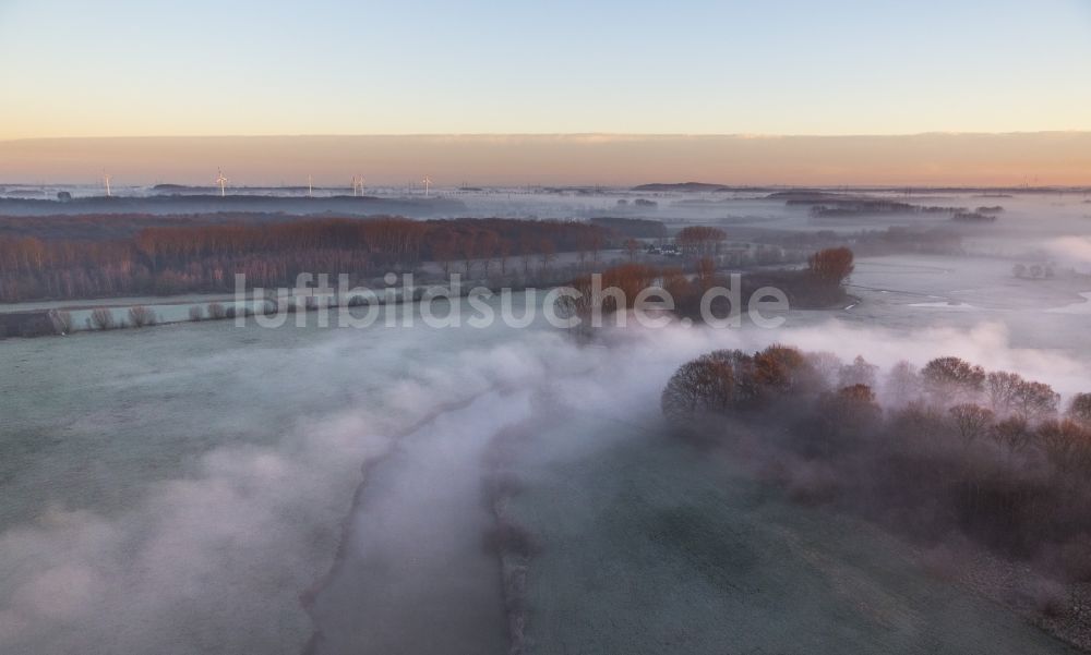 Hamm von oben - Morgennebel über der Lippe und den Wiesen der Lippeauen beim Sonnenaufgang am Stadtrand von Hamm Nordrhein-Westfalen