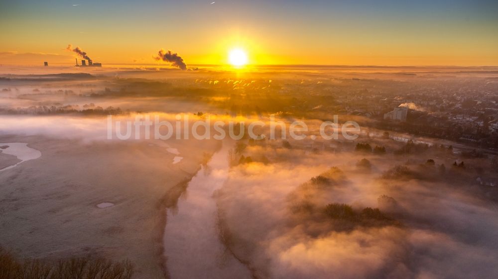 Hamm aus der Vogelperspektive: Morgennebel über der Lippe und den Wiesen der Lippeauen beim Sonnenaufgang am Stadtrand von Hamm Nordrhein-Westfalen